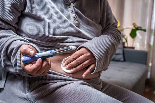 Caneta emagrecedora e frasco de medicamento