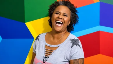 Sandra de Sá sorri durante apresentação musical
