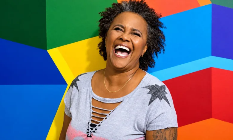 Sandra de Sá sorri durante apresentação musical