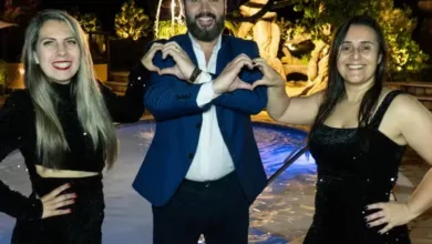 Casal ou trisal em evento de união poliafetiva
