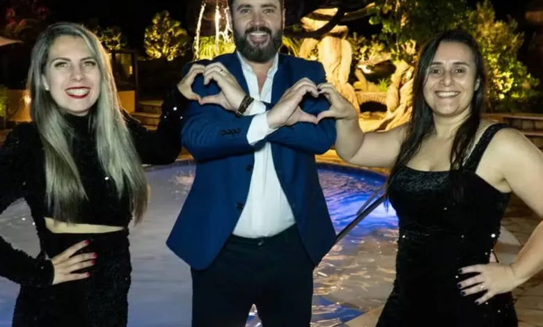 Casal ou trisal em evento de união poliafetiva