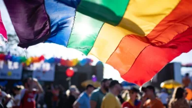 Público reunido em parada LGBTQIA+