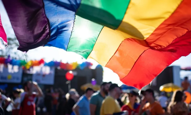 Público reunido em parada LGBTQIA+