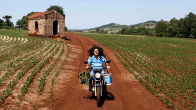 Agricultor em zona rural caracterizado como drag queen