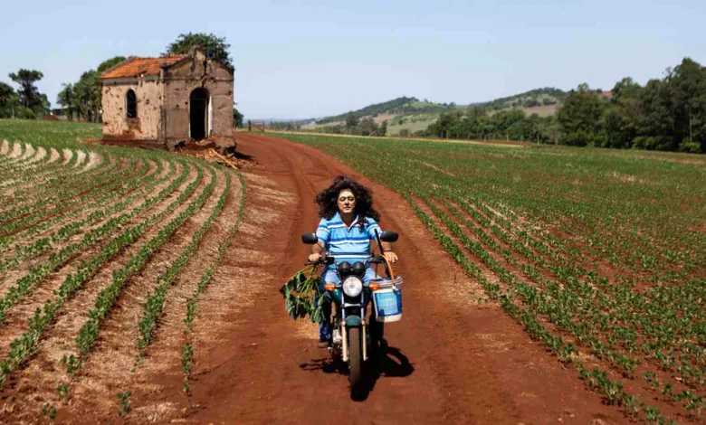 Agricultor em zona rural caracterizado como drag queen