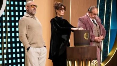 Participante do MasterChef Brasil em bancada de prova culinária