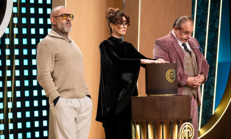 Participante do MasterChef Brasil em bancada de prova culinária