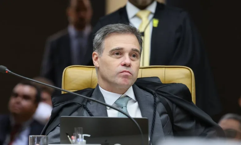 O ministro André Mendonça durante sessão do STF
