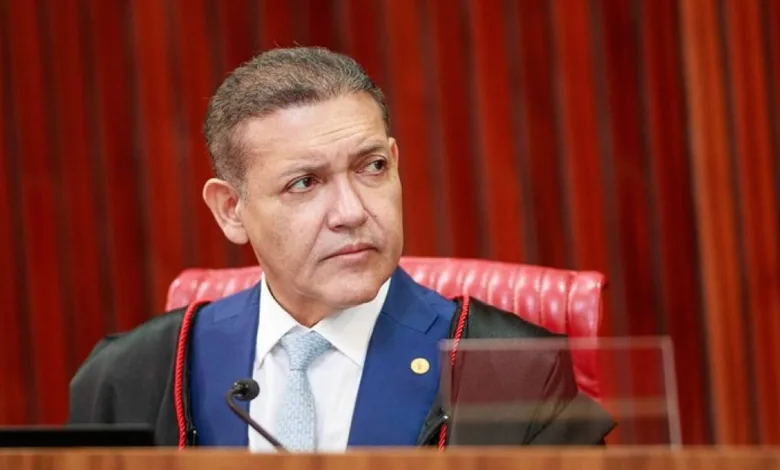 O ministro Nunes Marques durante sessão no TSE