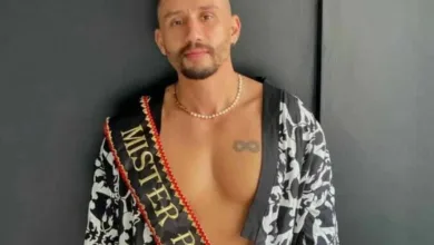 Participantes do concurso Mister Pirocas no palco