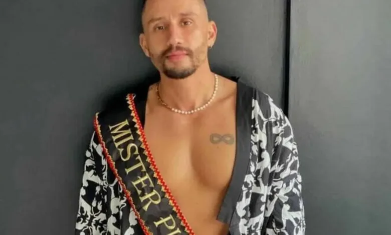 Participantes do concurso Mister Pirocas no palco