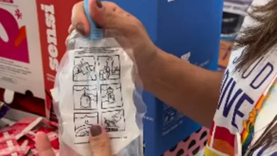 Profissional de saúde apresenta higienizador íntimo anal distribuído pelo SUS