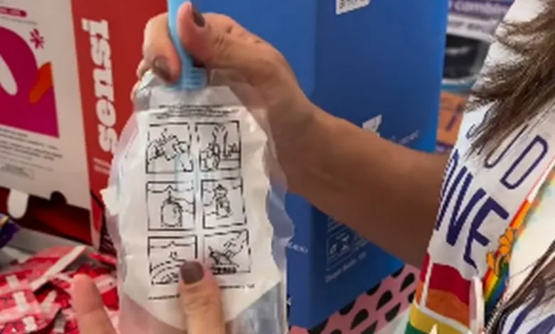 Profissional de saúde apresenta higienizador íntimo anal distribuído pelo SUS