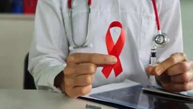 Frasco de medicamento e seringa representando o tratamento e prevenção