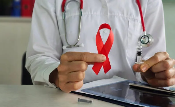 Frasco de medicamento e seringa representando o tratamento e prevenção
