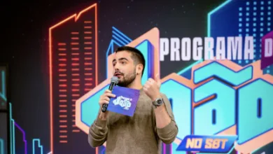 João Silva sorri durante gravação de seu programa de televisão