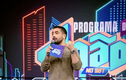João Silva sorri durante gravação de seu programa de televisão