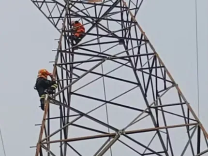 Resgate de criança em torre de transmissão de energia