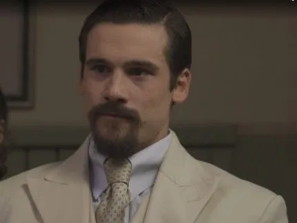 O ator Nicolas Prattes caracterizado como Mirinho na novela A Nobreza do Amor