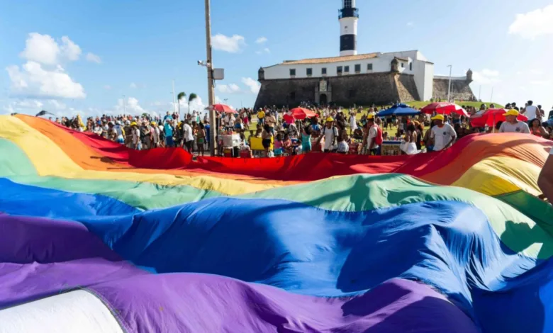 Público reunido em Parada do Orgulho LGBT+