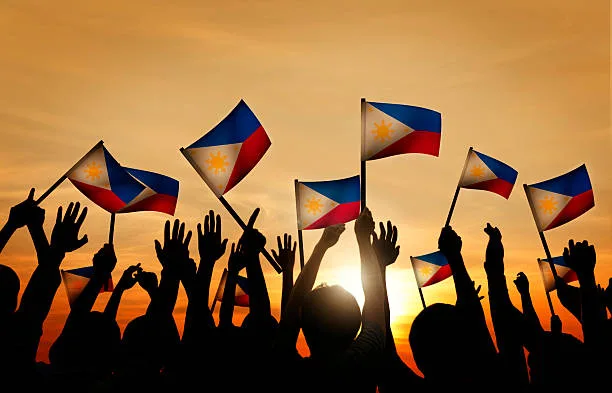 Estudantes em ambiente universitário nas Filipinas