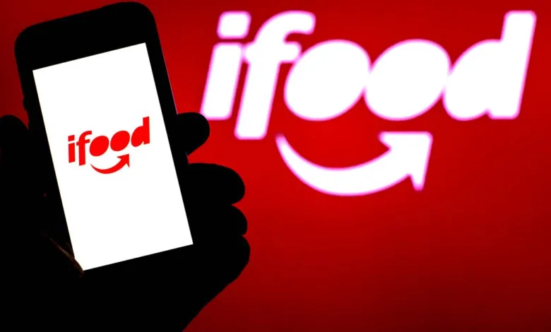 Aplicativo do iFood em smartphone
