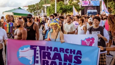 Participantes da Marcha Trans em Salvador