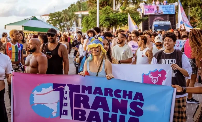 Participantes da Marcha Trans em Salvador