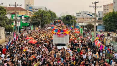 Público reunido na Praça Cívica durante a Parada do Orgulho LGBTQIA+