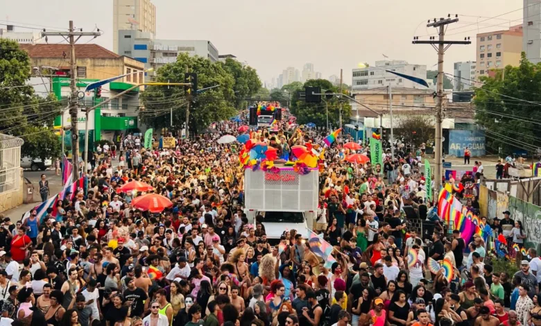 Público reunido na Praça Cívica durante a Parada do Orgulho LGBTQIA+
