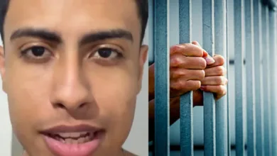 Homem olhando para a câmera em gravação de vídeo