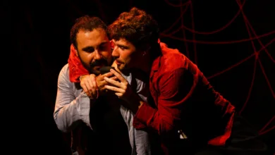 Atores no palco durante a peça Os Nós Desafinados