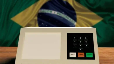 Urna eletrônica e bandeira com as cores do arco-iris representando pautas LGBTQIA+.