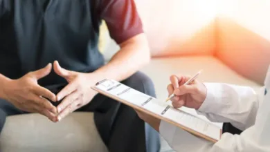 Homem pensativo em ambiente médico