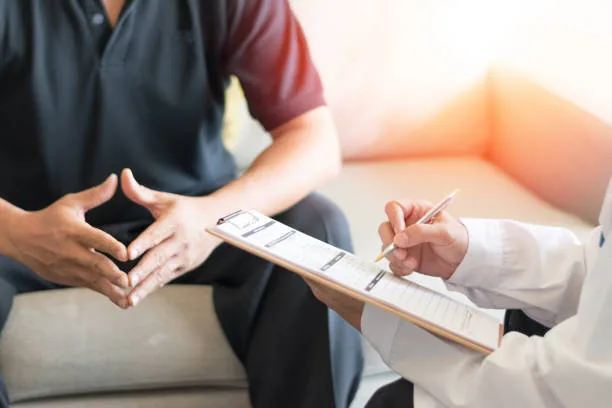 Homem pensativo em ambiente médico