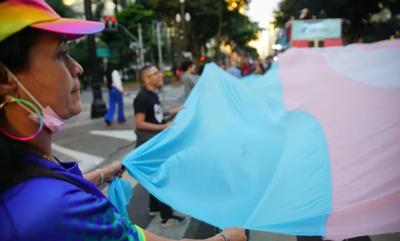 Manifestantes na Marcha do Orgulho Trans