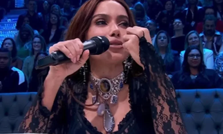 A cantora Anitta participando como jurada no programa Domingão com Huck.