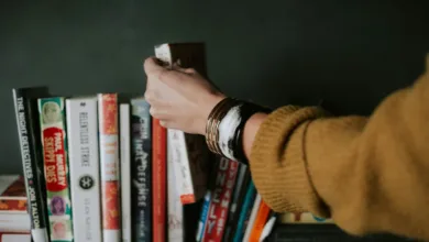 Pilha de livros variados