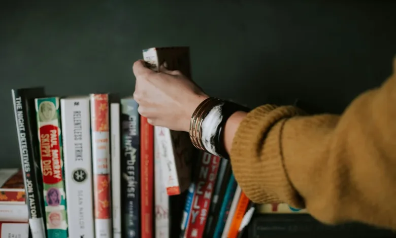 Pilha de livros variados