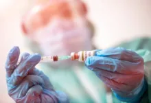 Pesquisadores em laboratório analisando amostras médicas