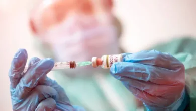 Pesquisadores em laboratório analisando amostras médicas
