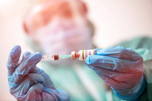Pesquisadores em laboratório analisando amostras médicas