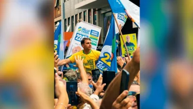 Flávio Bolsonaro em ato de campanha em Juiz de Fora