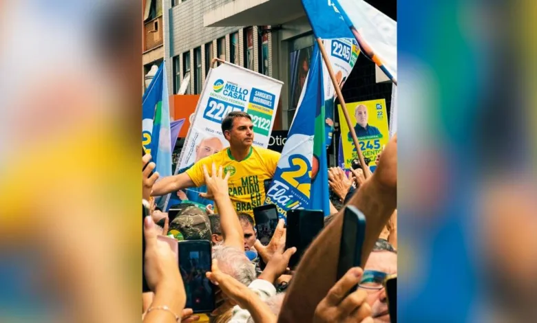Flávio Bolsonaro em ato de campanha em Juiz de Fora