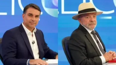 Estúdio de televisão com equipamentos de transmissão