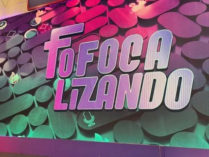 Cenário do programa Fofocalizando do SBT