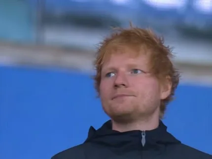 Ed Sheeran em apresentação musical