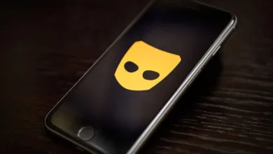 Tela de smartphone exibindo o aplicativo Grindr