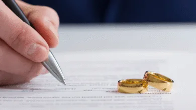 Ilustração de documento jurídico e gaveta de arquivos