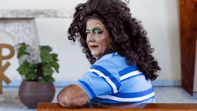 Agricultor caracterizado como drag queen em área rural